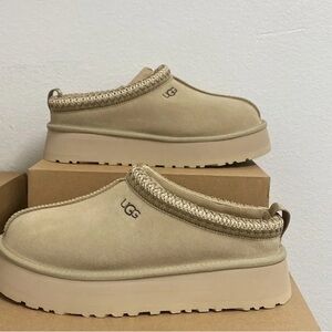 UGG Tan Platform Slippers👟👟